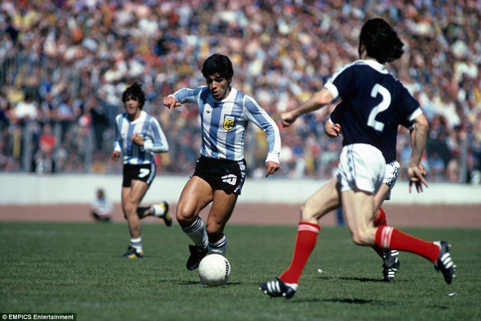 44B4811900000578 4939092 An 18 year old Diego Maradona takes on the Scotland defence at H a 1 1506893460384